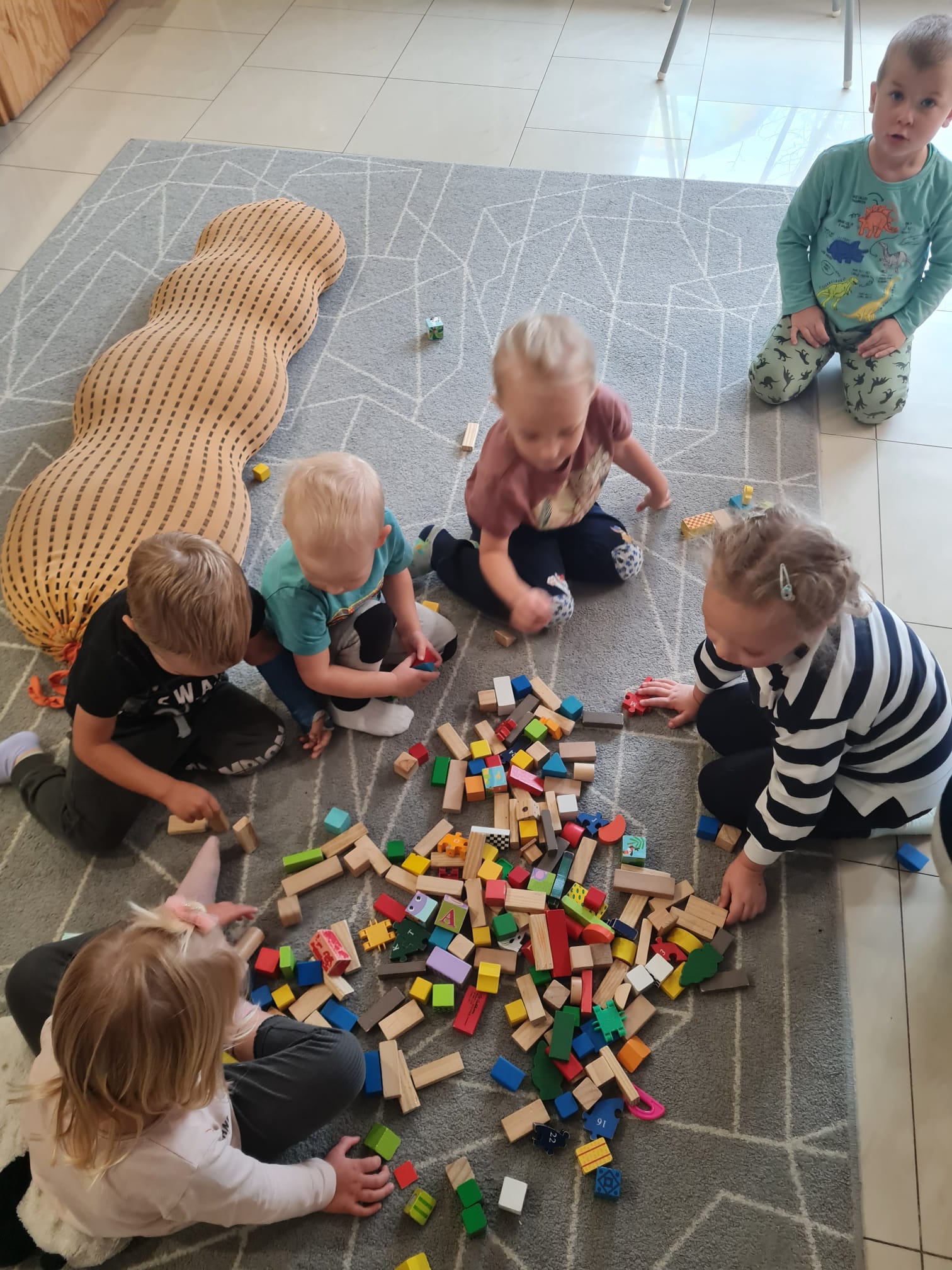 Dziecko rysuje po serduszku