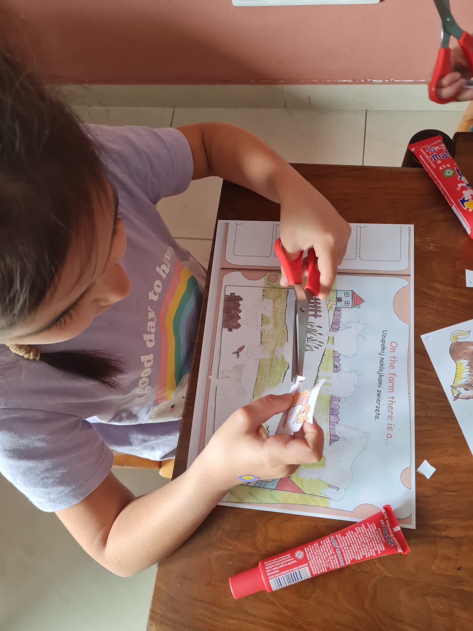 Dziecko rysuje po serduszku